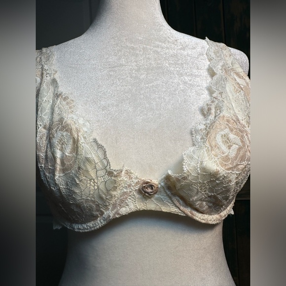 Vintage Victorias Secret
Cream Lace Bra size 36D - Picture 5 of 16